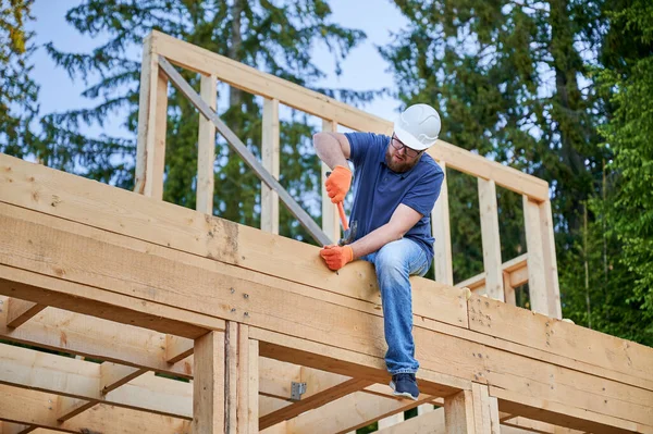Tischler Beim Bau Eines Zweistöckigen Holzrahmenhauses Waldnähe Bärtiger Mann Mit — Stockfoto