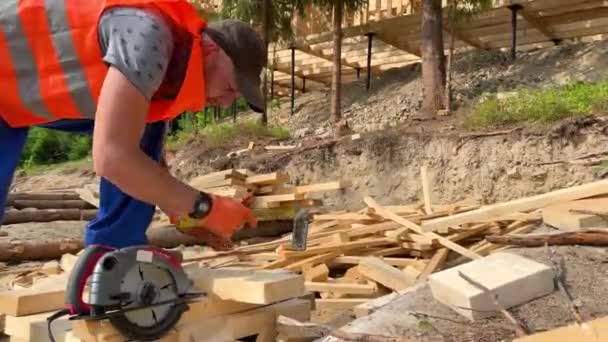 木匠建造木制框架的房子 男人穿着工作服和头盔 用胶带测量距离 无害生态的当代建筑背后的理念 — 图库视频影像