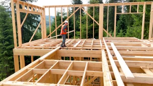 Carpintero Construyendo Casa Madera Enmarcada Cerca Del Bosque Atardecer Hombre — Vídeos de Stock