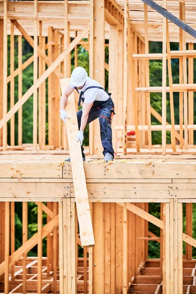 Construção Carpinteiro Casa Emoldurada Madeira Homem Levantando Feixe Grande Vestido — Fotografia de Stock