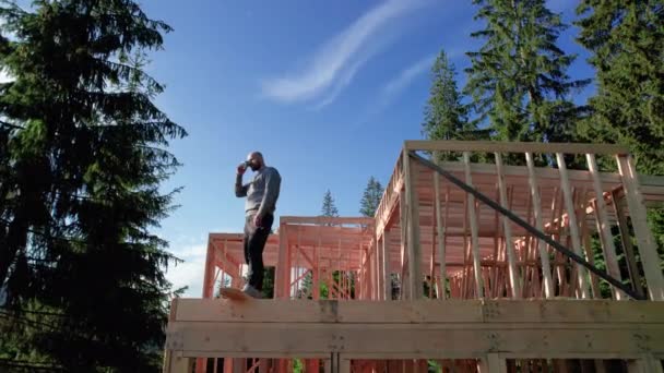 Investor Financuje Výstavbu Dřevěného Rámového Domu Blízkosti Lesa Koncept Ním — Stock video