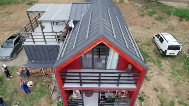 Hombre Trabajador Preparación Para Montaje Módulos Solares Fotovoltaicos Techo Casa — Vídeos de Stock