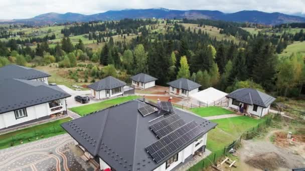 Técnicos Construindo Sistema Painel Solar Telhado Casa Drone Vista Homens — Vídeo de Stock