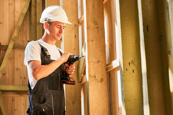 Carpinteiro Construindo Casa Emoldurada Madeira Homem Trabalhador Trabalhando Com Chave — Fotografia de Stock