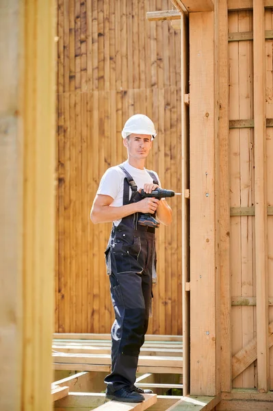 Carpintero Construyendo Casa Enmarcada Madera Hombre Trabajador Revestimiento Fachada Casa — Foto de Stock