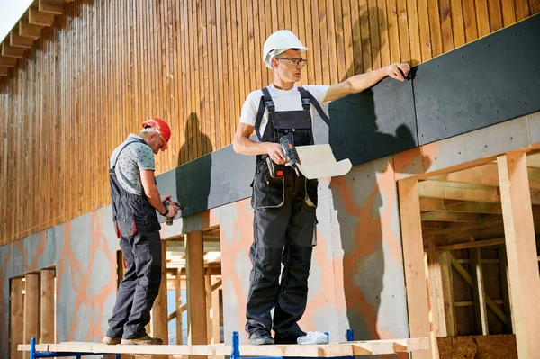 Stolarze Budujący Drewniany Szkielet Domu Dwóch Robotników Okładziny Fasady Domu — Zdjęcie stockowe