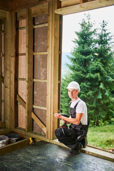 Carpintero Construyendo Casa Enmarcada Madera Hombre Trabajador Que Trabaja Con — Foto de Stock