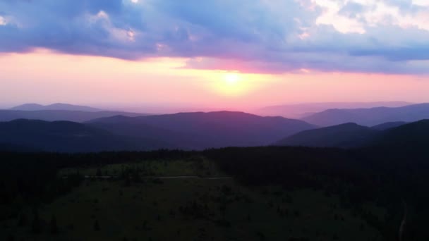 Βίντεο Από Όμορφο Δραματικό Συννεφιασμένο Ουρανό Πάνω Από Καταπράσινους Λόφους — Αρχείο Βίντεο