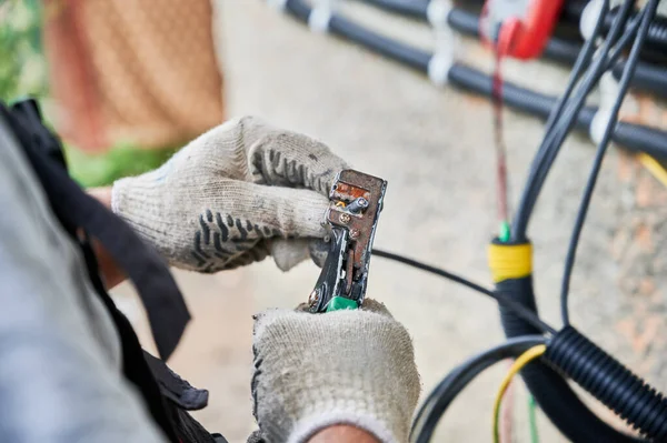 Homme Électricien Installant Système Panneau Solaire Fermer Les Mains Technicien — Photo