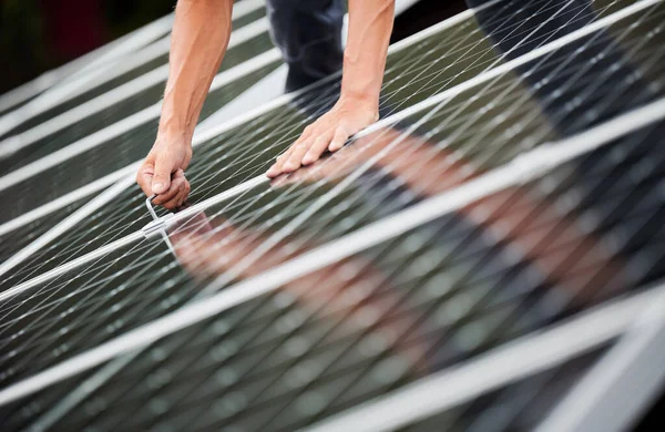 Ein Techniker Montiert Photovoltaik Solarmodule Auf Dem Hausdach Nahaufnahme Eines — Stockfoto