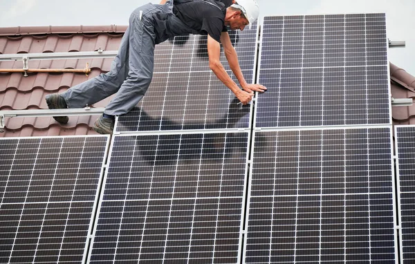 Arbeiter Installieren Photovoltaik Solarmodule Auf Dem Dach Des Hauses Elektriker — Stockfoto
