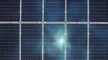 Tarlalardaki ekoloji güneş enerjisi santrali panelleri. Kapatın. Yeşil enerji kavramı, elektriksel yenilik doğa ortamı.