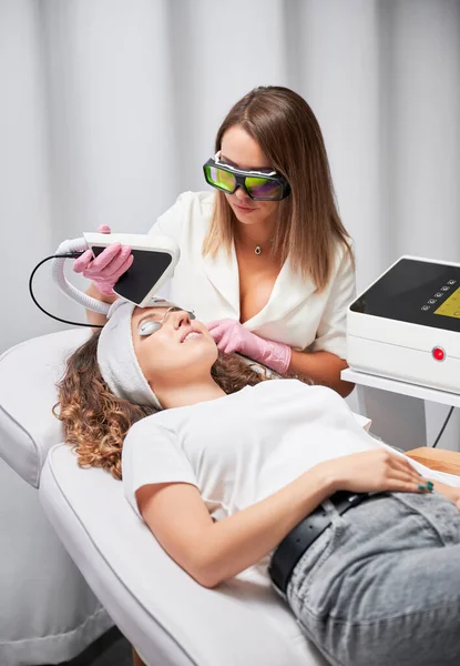 Paziente Donna Con Occhiali Protettivi Che Riceve Trattamento Laser Facciale — Foto Stock