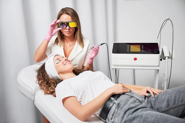 Estetista Femminile Occhiali Protettivi Utilizzando Dispositivo Laser Diodi Durante Esecuzione — Foto Stock