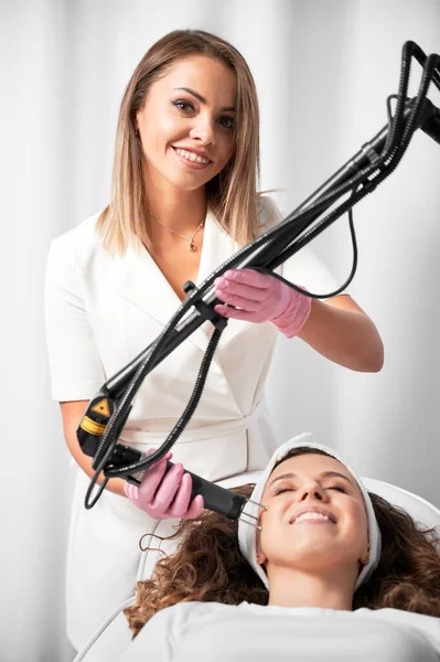 Ritratto Bella Cosmetologa Donna Che Esegue Rifacimento Della Pelle Laser — Foto Stock