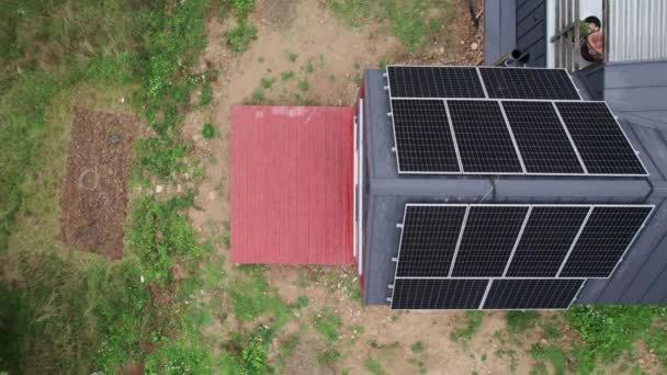 新的现代别墅 屋顶上有太阳能光伏电池板系统 空中俯瞰 可再生能源和家庭自主的概念 — 图库视频影像