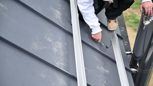 Evin Üstüne Güneş Panelleri Monte Etmek Için Çatıya Metal Raylar — Stok video