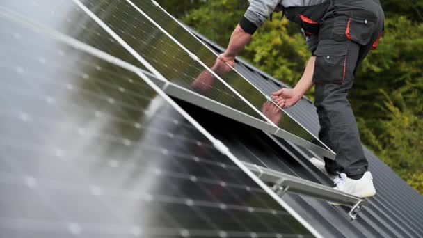 Hombre Técnico Montaje Paneles Solares Fotovoltaicos Techo Casa Vista Cerca — Vídeo de stock