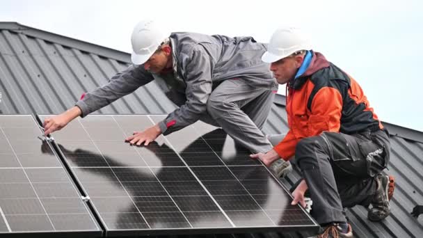 Techniker Installieren Photovoltaik Sonnenkollektoren Auf Dem Dach Des Hauses Männer — Stockvideo