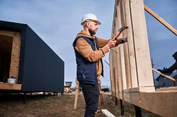 Homem Trabalhador Construção Casa Quadro Madeira Fundação Pilha Carpinteiro Prego — Fotografia de Stock