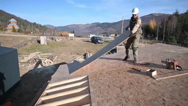 木匠在未来村舍的屋顶上安装木制Osb面板 工人们正在建造木制框架结构房子 木工和建筑概念 — 图库视频影像