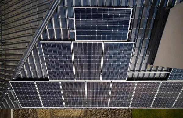 Fotovoltaik Etkiyle Elektrik Üretmek Için Güneş Modülleri Olan Yerleşim Yerlerinin — Stok fotoğraf