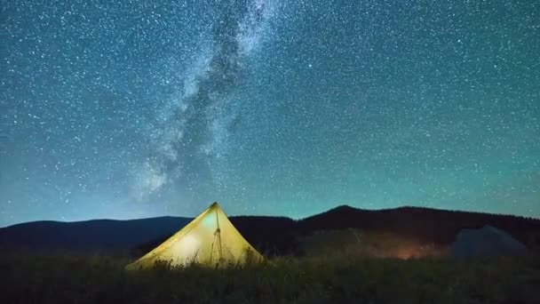 Желтая Палатка Стоит Фоне Звездного Неба Горах Иллюминированная Палатка Холмах — стоковое видео
