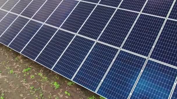生态太阳能电站面板在田野里 绿色能源 电力创新及自然环境概念 — 图库视频影像