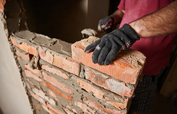 Fechar Mãos Homem Luva Trabalho Que Põe Alvenaria Edifício Construção — Fotografia de Stock