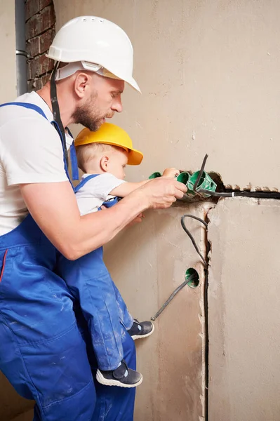 Eletricista Masculino Segurando Menino Criança Adorável Enquanto Criança Instalando Tomadas — Fotografia de Stock