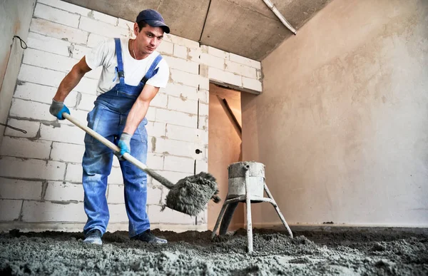 Homem Preparando Material Betonilha Enquanto Está Perto Betonilha Betoneira Máquina — Fotografia de Stock