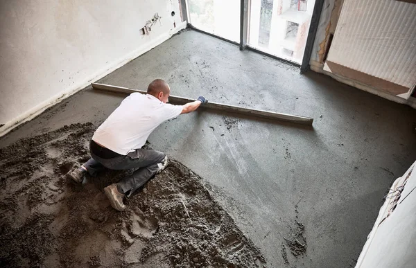 Pohled Shora Muže Stavebního Dělníka Jak Umísťuje Lištu Podlahu Pokrytou — Stock fotografie