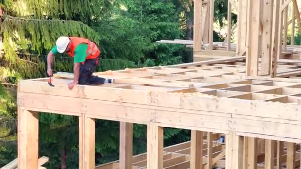 Charpentier Construisant Une Maison Ossature Bois Deux Étages Homme Barbu — Video