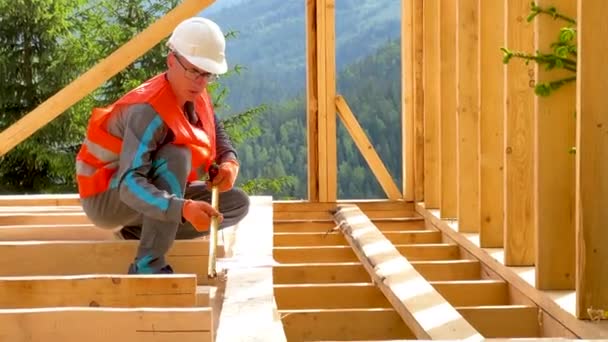 Carpintero Proceso Construcción Casa Marco Madera Hombre Mide Las Distancias — Vídeos de Stock