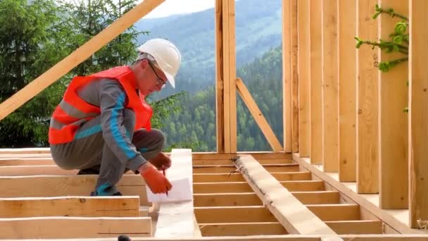 Stolarz Procesie Budowy Drewnianego Domu Szkieletowego Człowiek Mierzy Odległości Taśmą — Wideo stockowe