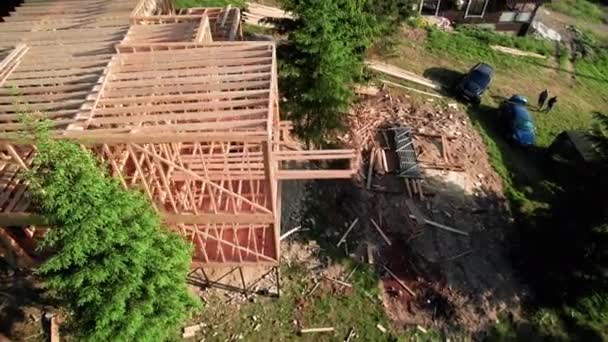 Drone Widok Dwupiętrowy Drewniany Dom Ramy Budowie Pobliżu Lasu Idea — Wideo stockowe