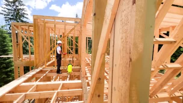 Arbeiter Beim Bau Eines Fachwerkhauses Waldnähe Mann Der Holz Behandelt — Stockvideo