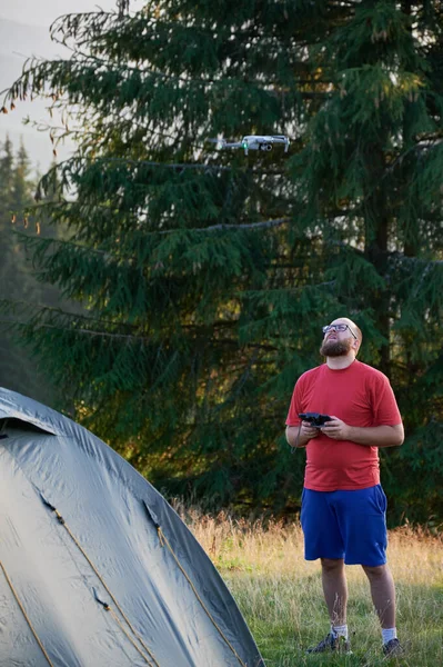 Mann Schießt Drohne Beim Zelten Freien Junger Mann Mit Bart — Stockfoto