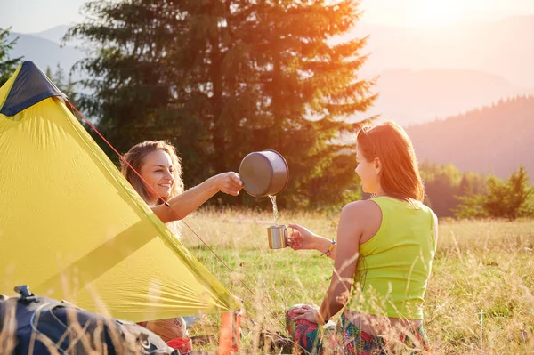 여행자 밖에서 캠핑을 캠프에 여성들 친구들은 풀밭에 이야기하고 만들었습니다 지대에서의 — 스톡 사진