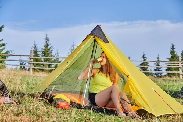 산에서 야영하는 관광객 야외에서 텐트에 하이킹하고 있습니다 아름답고 여자가 쉬면서 — 스톡 사진