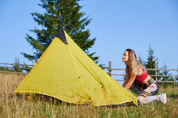 산에서 야영하는 관광객 텐트를 스포츠 용품을 여행하고 있습니다 모험에 — 스톡 사진