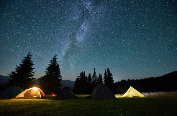 Campamento Nocturno Montañas Bajo Cielo Estrellado Carpas Turísticas Camping Cerca — Foto de Stock