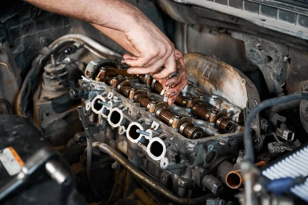 Close Mechanic Repairing Car Engine Working Garage Workshop Auto Servicing — Stock Photo, Image