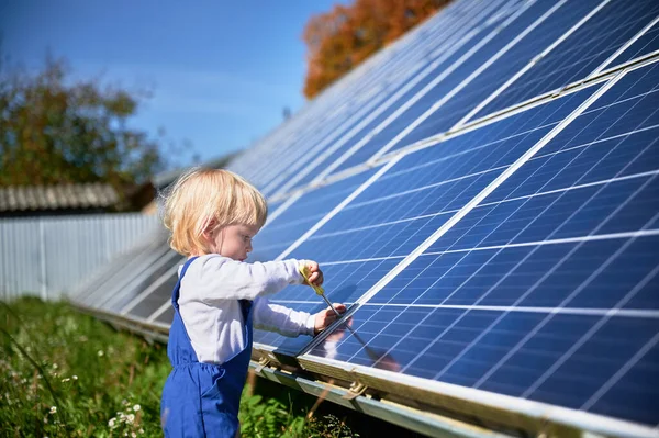 Αγόρι Μαθαίνουν Πώς Λειτουργεί Ηλιακό Πάνελ Μικρό Παιδί Που Ενδιαφέρεται — Φωτογραφία Αρχείου
