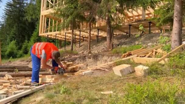 Tischler Mit Kreissäge Zum Schneiden Von Holzbrettern Arbeiter Beim Bau — Stockvideo