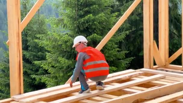 Stolarz Buduje Drewniany Dom Przy Lesie Zachodzie Słońca Mężczyzna Noszący — Wideo stockowe