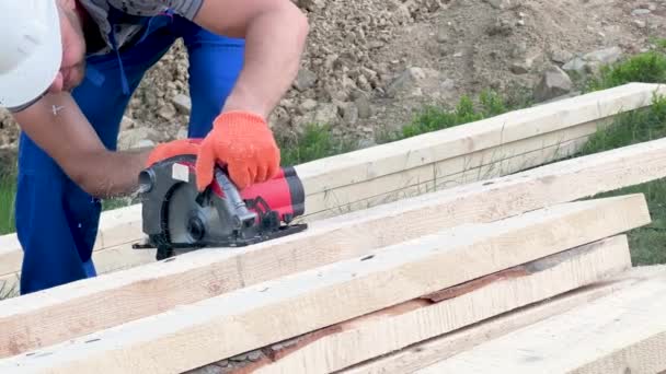 木匠用圆锯切割木板 关闭男工建筑木制框架屋 现代环保建筑背后的意识形态 — 图库视频影像