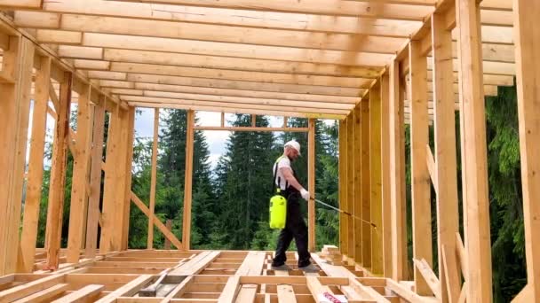 Ouvrier Construisant Maison Ossature Bois Près Forêt Homme Traitant Les — Video