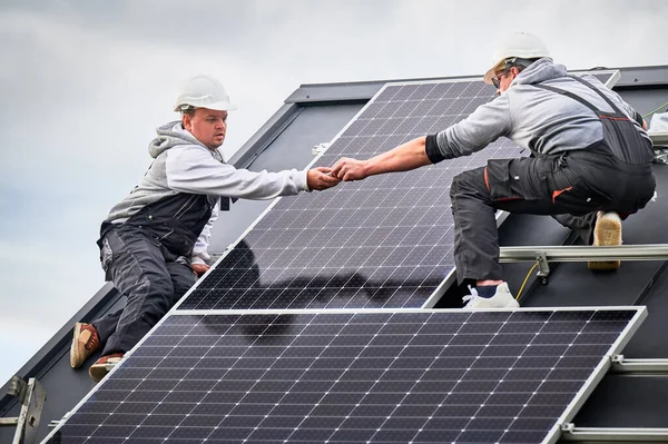 Trabajadores Construcción Estación Módulo Solar Fotovoltaica Techo Casa Hombres Electricistas — Foto de Stock