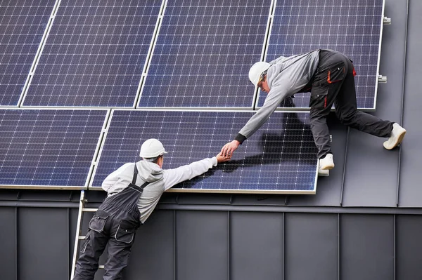 Installers Building Photovoltaic Solar Module Station Roof House Men Electricians — Stock Photo, Image